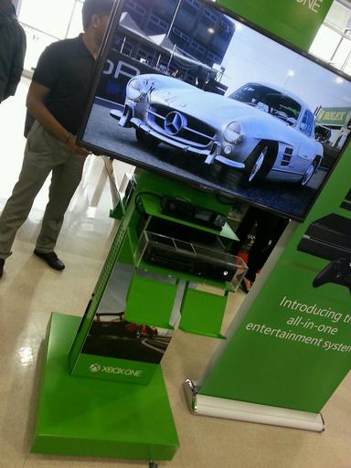 Новости - Первые фотографии стендов Xbox One в Канаде.